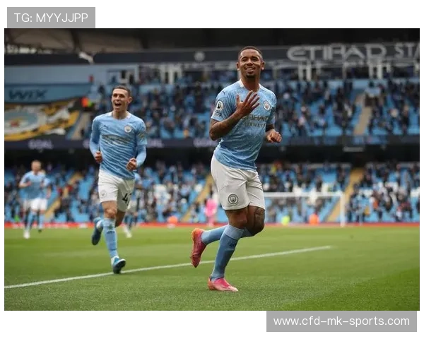 德布劳内外脚背挑传穿越防线，曼城创造绝佳机会